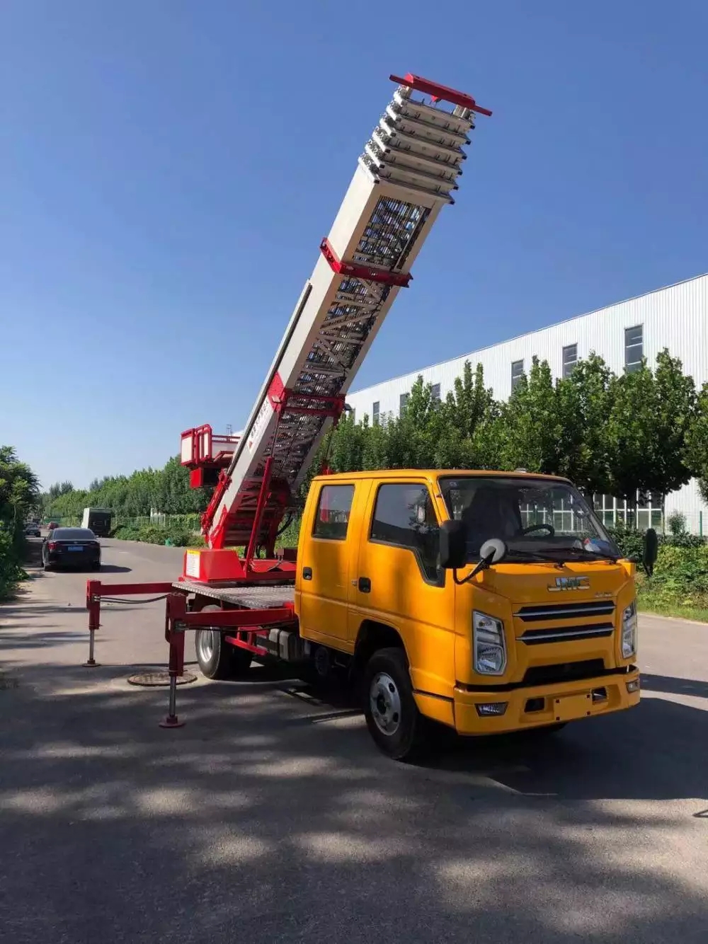 吊罗山乡附近的云梯车出租服务：轻松解决高空作业需求